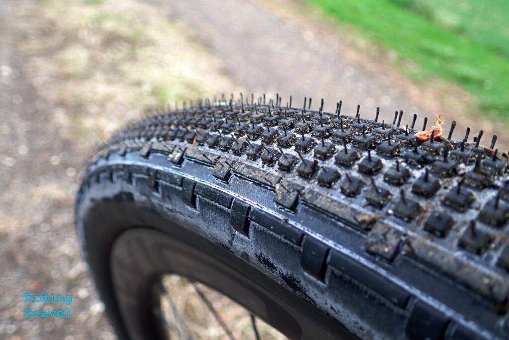 A close up of the tread pattern on a Gravel King SK in 650B