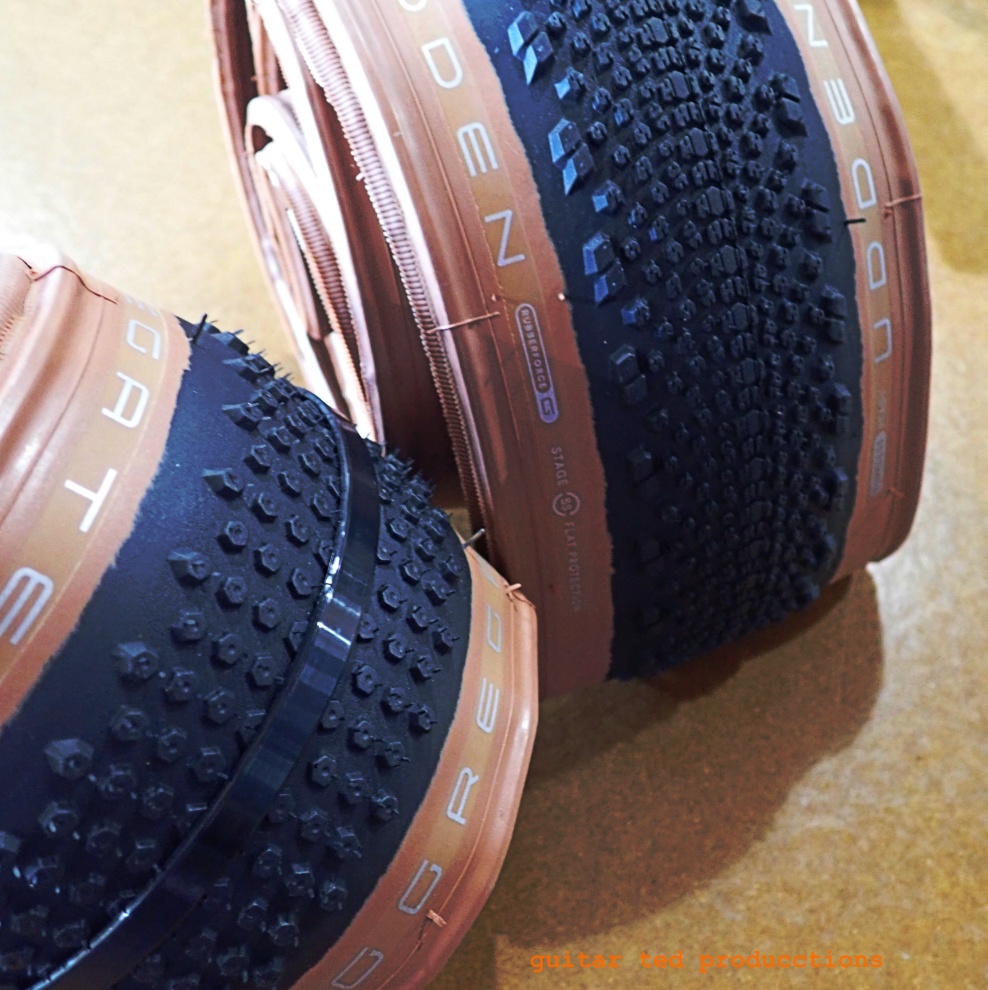 Detail shot of the American Classic Aggregate tire on the left and the Uden tire on the right