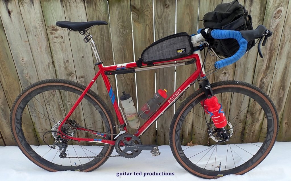 A side view of GT's bike with the Scoutset Bag Brace and handle bar bag set up.